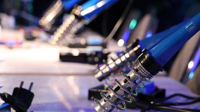 découvrez notre lampe à souder, l'outil essentiel pour tous vos projets de bricolage et de réparation. avec une conception ergonomique et une performance fiable, cette lampe vous offre un éclairage optimal et une facilité d'utilisation pour vos travaux de précision. parfaite pour les artisans et les passionnés de diy, elle saura répondre à tous vos besoins en soudure.