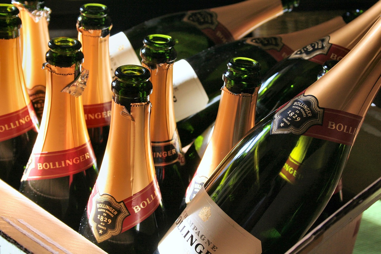 découvrez l'univers des bollinger, une marque emblématique de champagnes de luxe. plongez dans l'histoire, les méthodes de vinification et les différentes cuvées qui font la renommée de cette maison. idéal pour toutes les occasions, le champagne bollinger ravira vos papilles et sublimera vos moments de célébration.