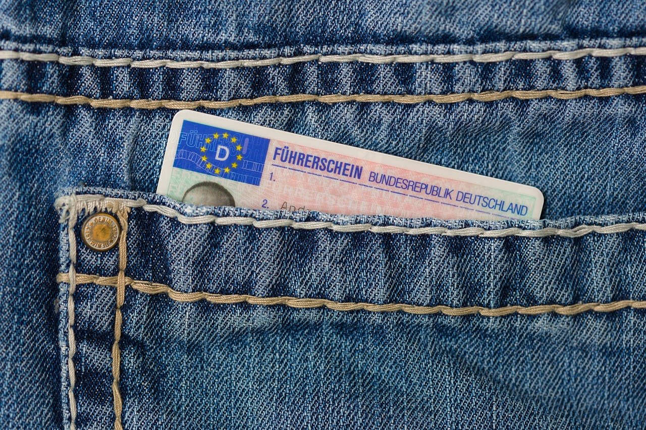 d&eacute;couvrez tout ce qu'il faut savoir sur l'&acirc;ge des instructeurs de conduite. apprenez comment l'&acirc;ge peut influencer l'exp&eacute;rience de conduite, la p&eacute;dagogie et l'efficacit&eacute; des le&ccedil;ons de conduite. informez-vous sur les exigences r&eacute;glementaires et les avantages d'apprendre avec un instructeur d'exp&eacute;rience.
