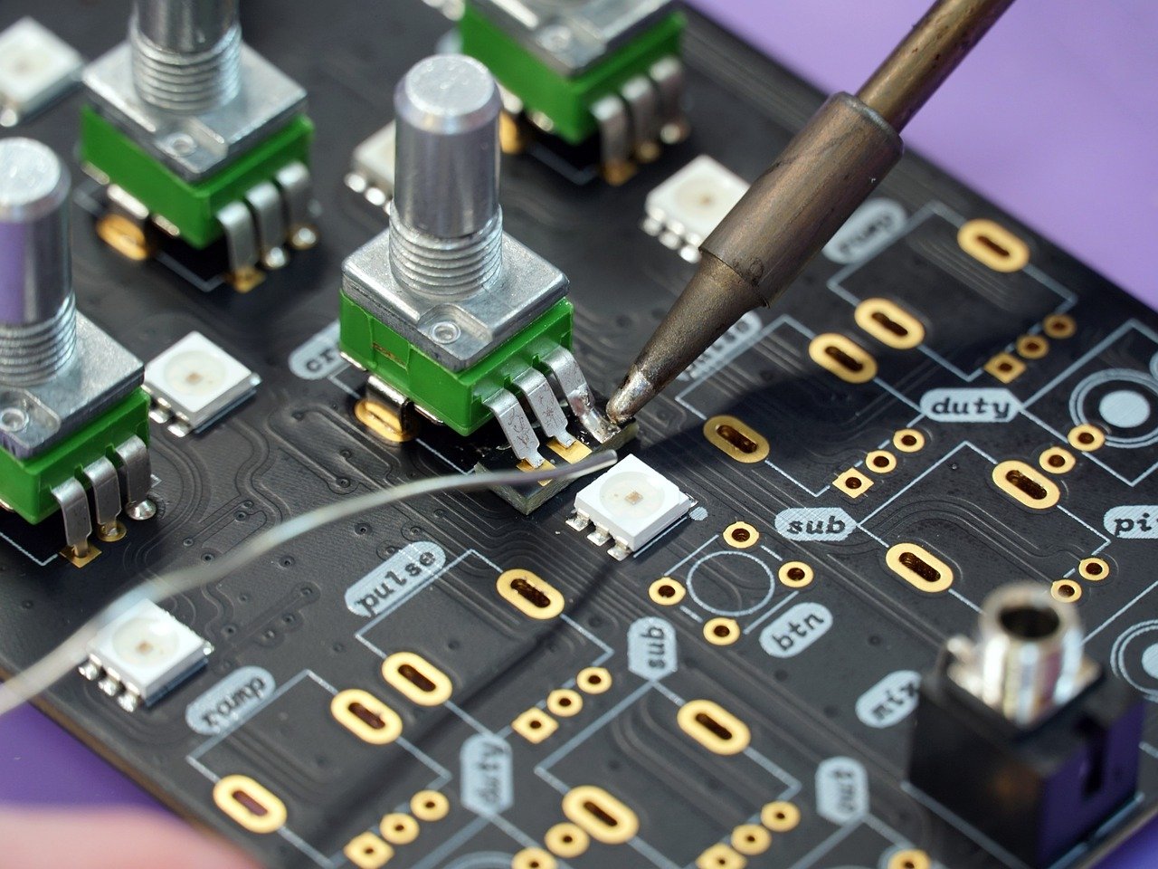découvrez notre lampe à souder, un outil essentiel pour tous vos projets de bricolage et de réparation. offrant une lumière puissante et un design ergonomique, elle vous permet de souder avec précision et facilité. parfaite pour les professionnels et les amateurs, optimisez votre travail avec notre lampe à souder de haute qualité.