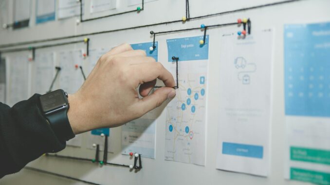 Management pour développement entreprises : Stratégies efficaces pour une croissance durable personne travaillant sur du papier bleu et blanc à bord