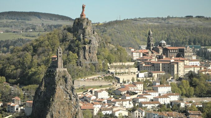 Les informations locales Le Puy-en-Velay : Une ville dynamique au cœur de l’Auvergne Le Puy en Velay, une petite ville nichée au sommet d'une montagne