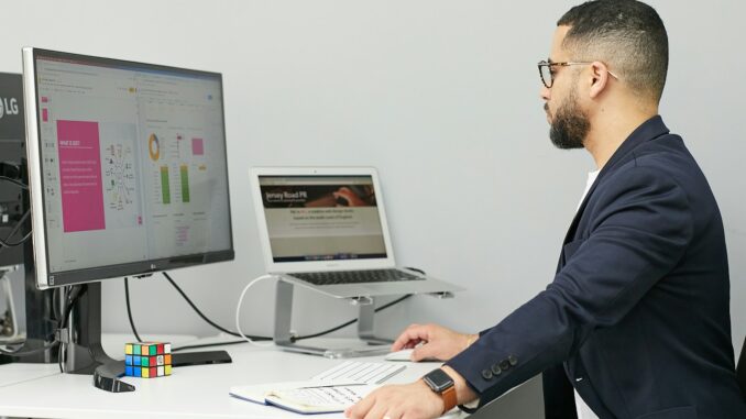 Un webmaster prépare sa campagne de référencement Google France Référencement Google France : Stratégies Efficaces pour Optimiser votre Visibilité en Ligne