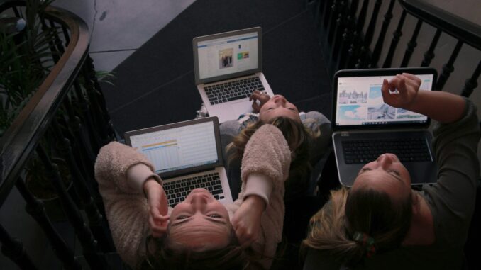 Rédacteurs web du groupe de 31 rédacteurs expérimentés L’actualité vue par 31 rédacteurs : regards croisés, angles multiples et récits en mouvement