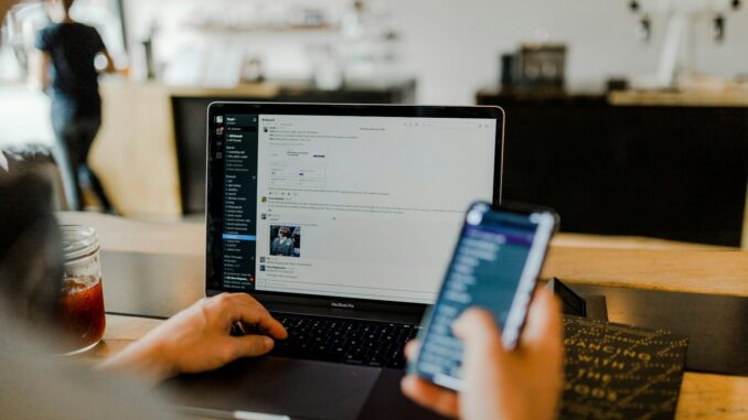 Photo communiquer sur internet Booster la communication sur Internet : stratégies efficaces pour maximiser votre impact digital