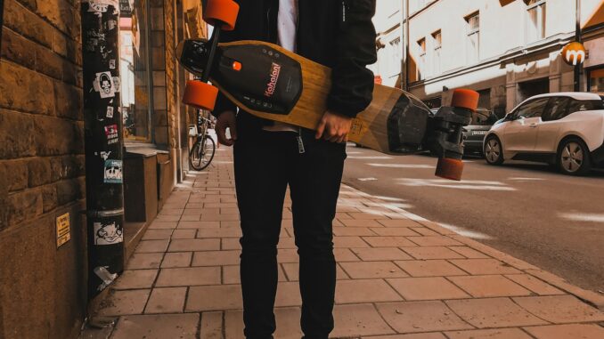 Photo longboard vs skate board Comment Freiner en Longboard : Techniques Essentielles pour une Randonnée en Toute Sécurité