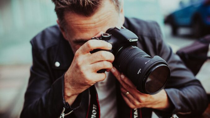 Un photographe professionnel mariage au travail Le mariage vu par le photographe professionnel : entre art, émotion et exigence technique