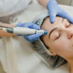 une femme se faisant faire un peeling facial par un spécialiste